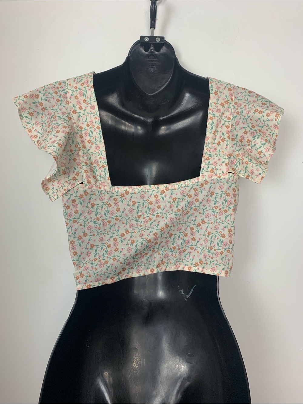 PrettyLittleThing Crop Top - Picture 3 of 5